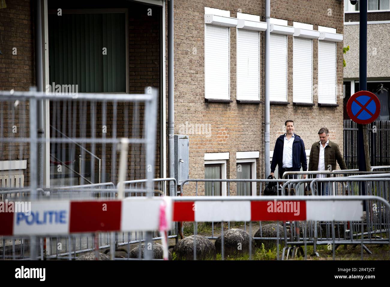AMSTERDAM - Lawyers Mark Dunsbergen (l) and Robert van t Land (r) arrive at the court for the continuation of the extensive Marengo liquidation process, for the plea in the case of Said R. Against their client and also the alleged right-hand man of main suspect Ridouan Taghi has been sentenced to life imprisonment. ANP RAMON VAN FLYMEN netherlands out - belgium out Stock Photo