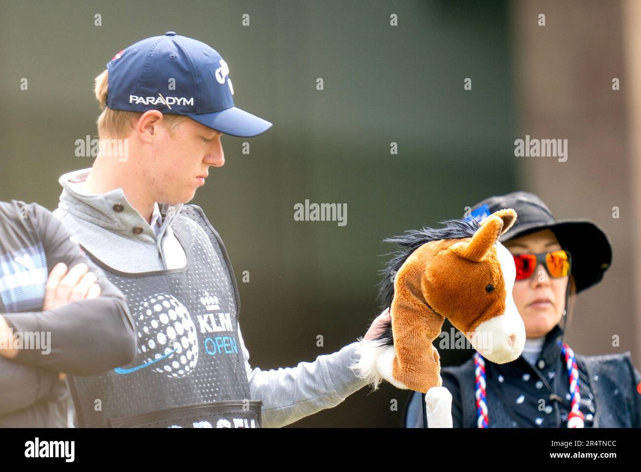 Cromvoirt, Nederland. 25th May, 2023. CROMVOIRT, THE NETHERLANDS - MAY 25 : caddy van David Horsey of England with horse headcover in action during day 1 at the KLM Open 2023 at Bernardus Golf on May 25, 2023 in Cromvoirt, The Netherlands (Photo by Henk Seppen/Orange Pictures) Credit: Orange Pics BV/Alamy Live News Stock Photo