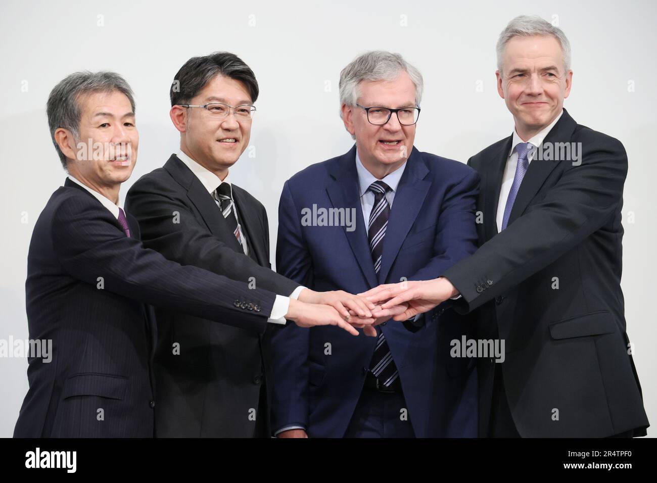 May 30, 2023, Tokyo, Japan - (L-R) Japan's Hino Motors CEO Satoshi Ogiso, Toyota Motor CEO Koji Sato, Germany's Daimler Truck CEO Martin Daum and Daimler's subsidiary MFTBC (Mitsubishi Fuso) CEO Karl Depper join their hands as they announced Hino and MFTBC will merge their businesses and Toyota and Daimler Truck will form a holding company at a press conference in Tokyo on Tuesday, May 30, 2023.     (photo by Yoshio Tsunoda/AFLO) Stock Photo