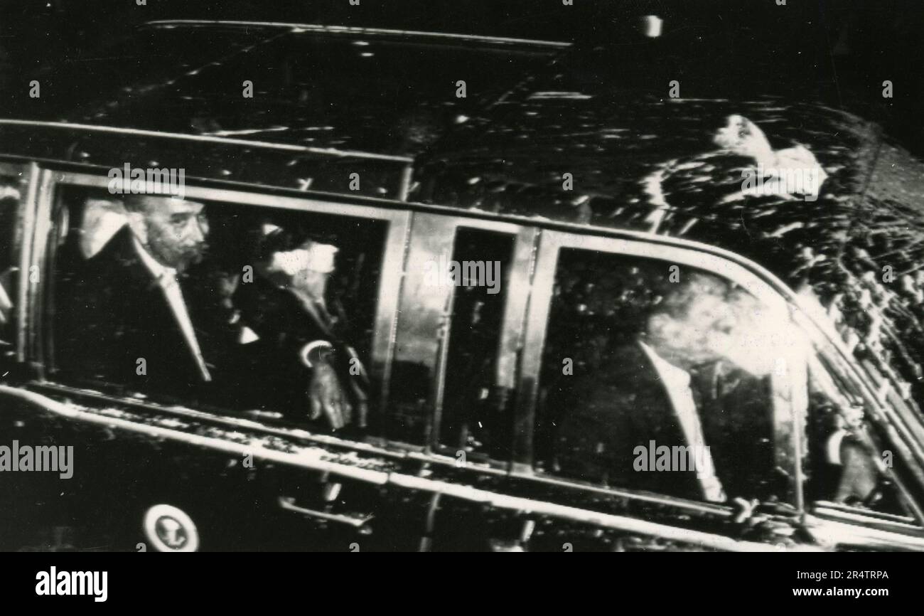 US President Lyndon Johnson in his paint spattered Limousine drives through Melbourne after the incident, Australia 1966 Stock Photo