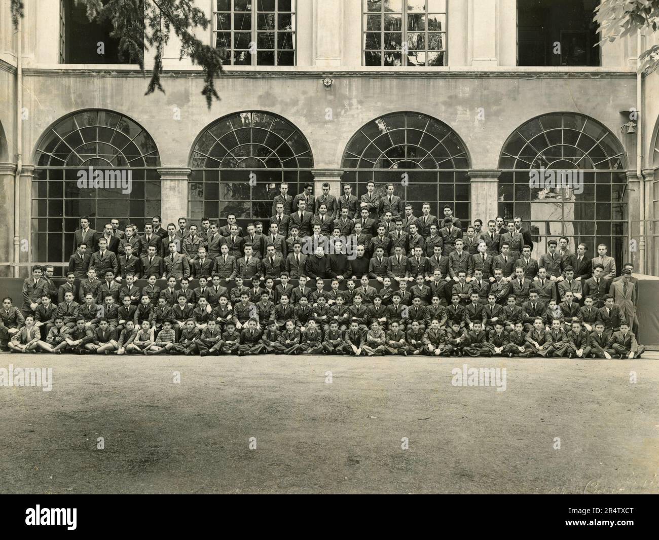 All the pupils of the San Luigi Bologna boarding school in the courtyard for the yearly group photo, Italy 1930 Stock Photo