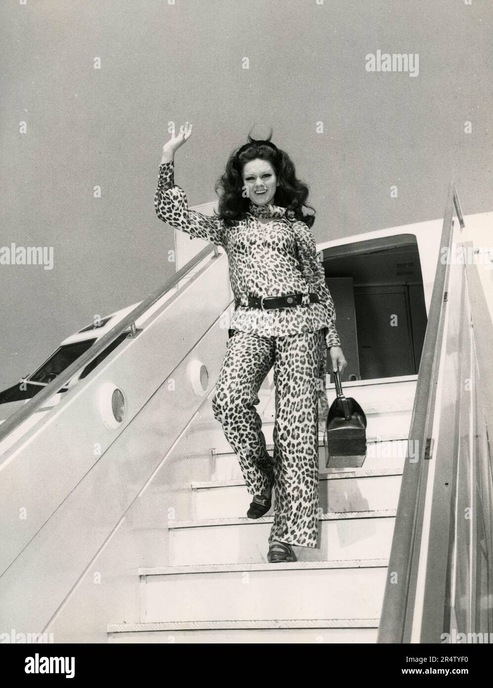 Italian actress Gianna Serra disembarks from the plane dressed in a