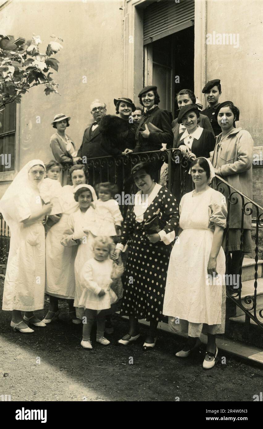 Female students of the vocational training school Cristoforo Colombo aka Luigi Razza with their relatives, Italy 1935 Stock Photo