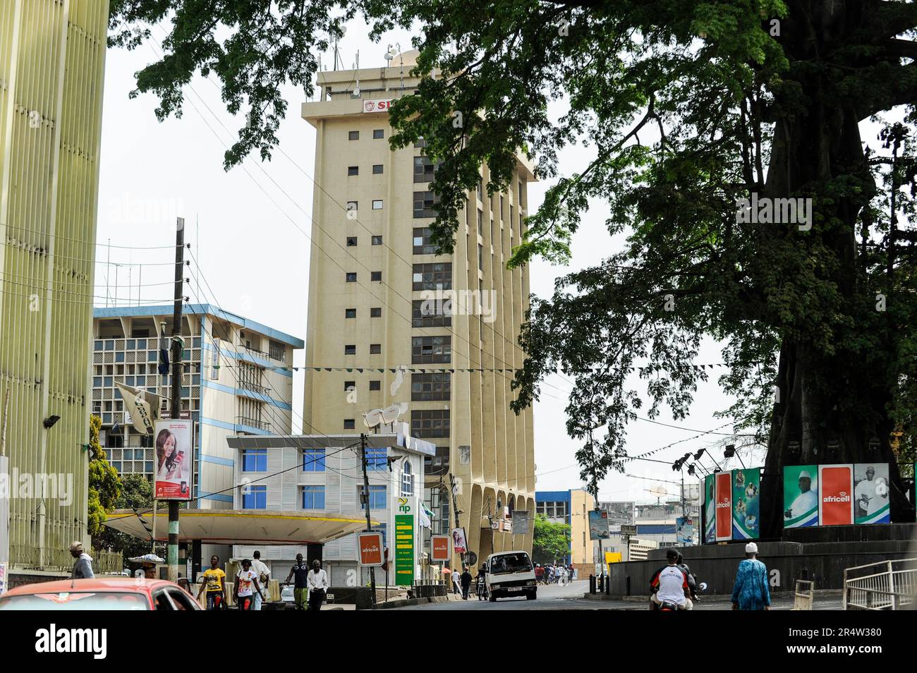 SIERRA LEONE, Freetown, downtown, city centrer, shopping street and large cotton tree, the old cotton tree is a national symbol for freedom and against slavery Stock Photo