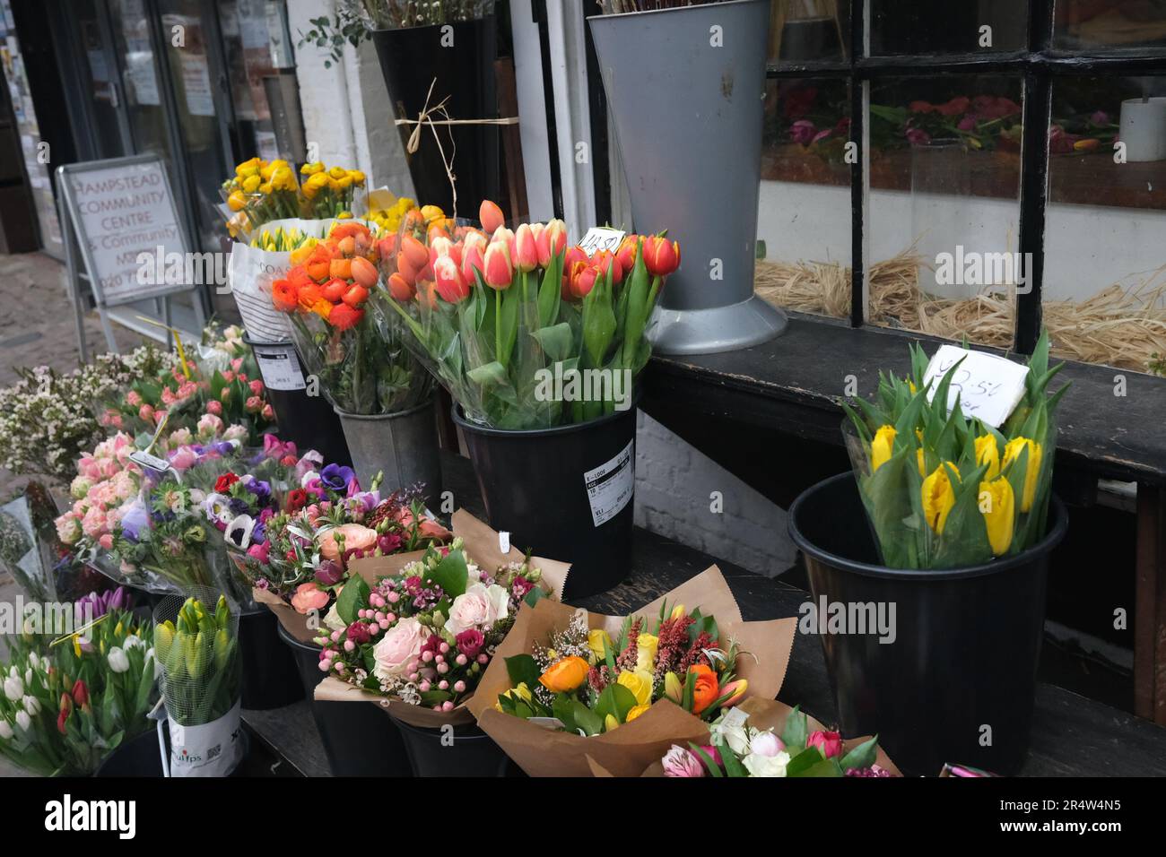 Who will buy my flowers?? A florist in Hampstead High St London Stock Photo