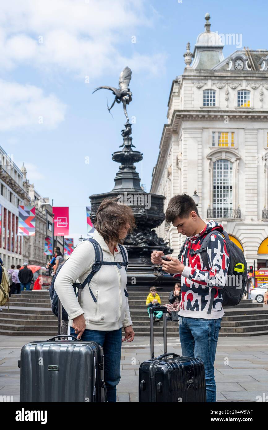 London, UK.  30 May 2023. Tourists with suitcases in Piccadilly Circus. Representatives from the hospitality, retail and tourism sectors are calling for the Treasury’s decision to scrap the VAT exemption for foreign tourists to be reversed.  The Association of International Retail has reported that while UK tourist spending is back to pre-pandemic 2019 levels, such spending in France, Germany, Spain and Italy is twice or three times the levels pre-Covid and the difference is explained in the UK by the so called ‘tourist tax’.  Credit: Stephen Chung / Alamy Live News Stock Photo