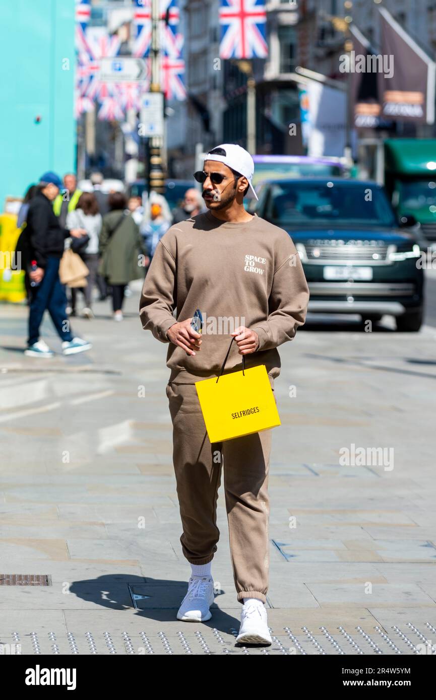 Bond street london shopping bag hi-res stock photography and 