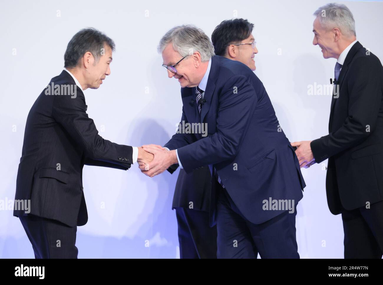 Tuesday. 30th May, 2023. Tokyo, Japan. 30th May, 2023. Japan's Hino Motors CEO Satoshi Ogiso (L) shakes hands with Germany's Daimler Truck CEO Martin Daum (2nd L) while Toyota Motor CEO Koji Sato (2nd R) shakes hands with Daimler's subsidiary MFTBC (Mitsubishi Fuso) CEO Karl Depper (R) as they announce Hino and MFTBC will merge their businesses and Toyota and Daimler Truck will form a holding company at a press conference in Tokyo on Tuesday, May 30, 2023. (photo by Yoshio Tsunoda/AFLO) Stock Photo