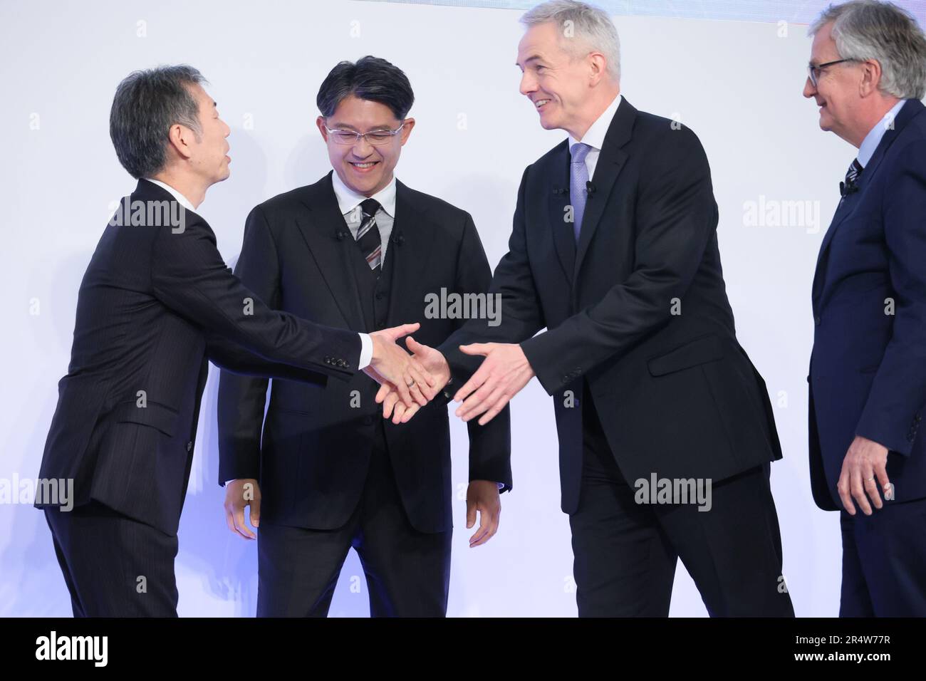 Tuesday. 30th May, 2023. Tokyo, Japan. 30th May, 2023. Japan's Hino Motors CEO Satoshi Ogiso (L) shakes hands with Daimler's subsidiary MFTBC (Mitsubishi Fuso) CEO Karl Depper (2nd R) while Toyota Motor CEO Koji Sato (2nd L) and Germany's Daimler Truck CEO Martin Daum look on as they announce Hino and MFTBC will merge their businesses and Toyota and Daimler Truck will form a holding company at a press conference in Tokyo on Tuesday, May 30, 2023. (photo by Yoshio Tsunoda/AFLO) Stock Photo