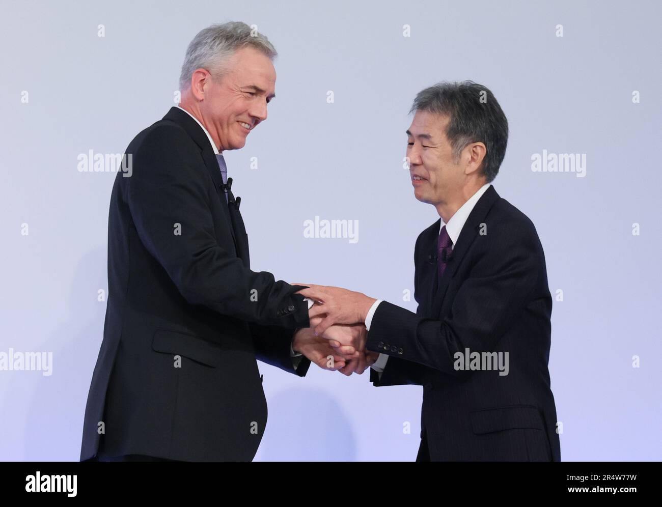 Tuesday. 30th May, 2023. Tokyo, Japan. 30th May, 2023. Japan's Hino Motors CEO Satoshi Ogiso (R) shakes hands with Daimler's subsidiary MFTBC (Mitsubishi Fuso) CEO Karl Depper (L) as they announce Toyota's subsidiary Hino and MFTBC will merge their businesses and Toyota and Daimler Truck will form a holding company at a press conference in Tokyo on Tuesday, May 30, 2023. (photo by Yoshio Tsunoda/AFLO) Stock Photo