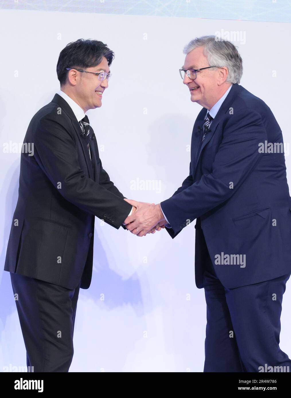 Tuesday. 30th May, 2023. Tokyo, Japan. 30th May, 2023. Japan's Toyota Motor CEO Koji Sato (L) shakes hands with Germany's Daimler Truck CEO Martin Daum (R) as they announce Toyota's subsidiary Hino Motors and MFTBC (Mitsubishi Fuso) will merge their businesses and Toyota and Daimler Truck will form a holding company at a press conference in Tokyo on Tuesday, May 30, 2023. (photo by Yoshio Tsunoda/AFLO) Stock Photo