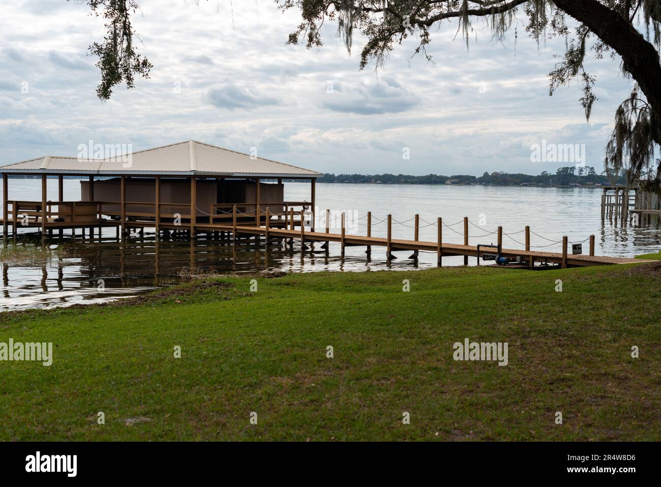 Empty wooden boat pier marina hi-res stock photography and images - Alamy