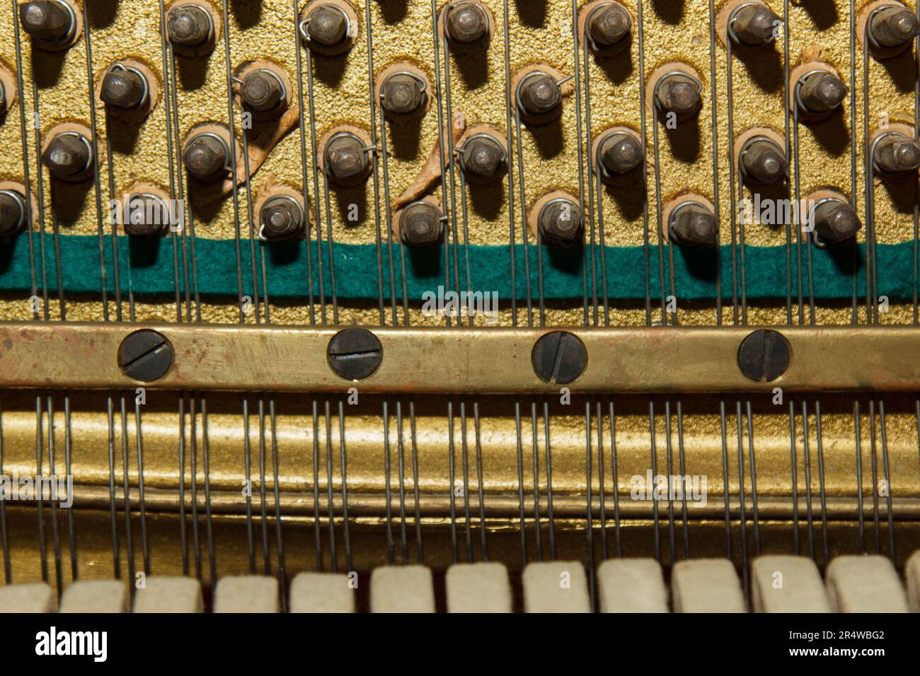 Piano hammers strings keys hi-res stock photography and images - Alamy