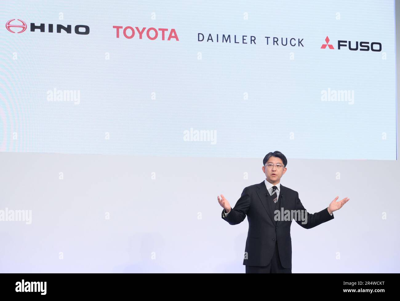 Tokyo, Japan. 30th May, 2023. (L-R) Japan's Hino Motors CEO Satoshi Ogiso, Toyota Motor CEO Koji Sato, Germany's Daimler Truck CEO Martin Daum and Daimler's subsidiary MFTBC (Mitsubishi Fuso) CEO Karl Depper join their hands as they announced Hino and MFTBC will merge their businesses and Toyota and Daimler Truck will form a holding company at a press conference in Tokyo on Tuesday, May 30, 2023. (photo by Yoshio Tsunoda/AFLO) Stock Photo