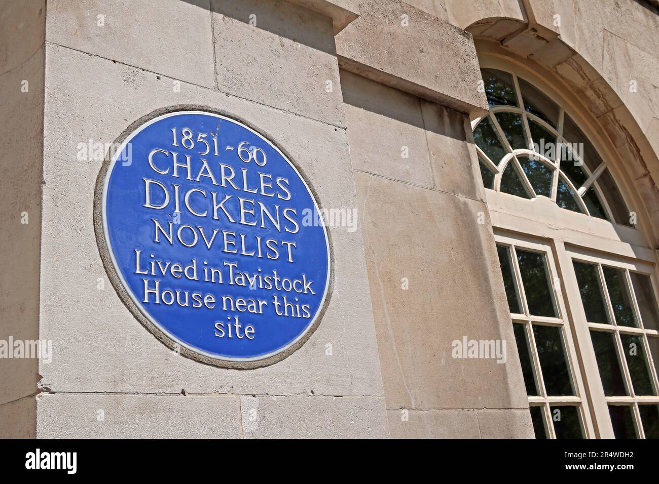 Blue plaque commemorating novelist Charles Dickens at Tavistock House in Bloomsbury, London, marking the location where he lived between 1851 and 1860 Stock Photo