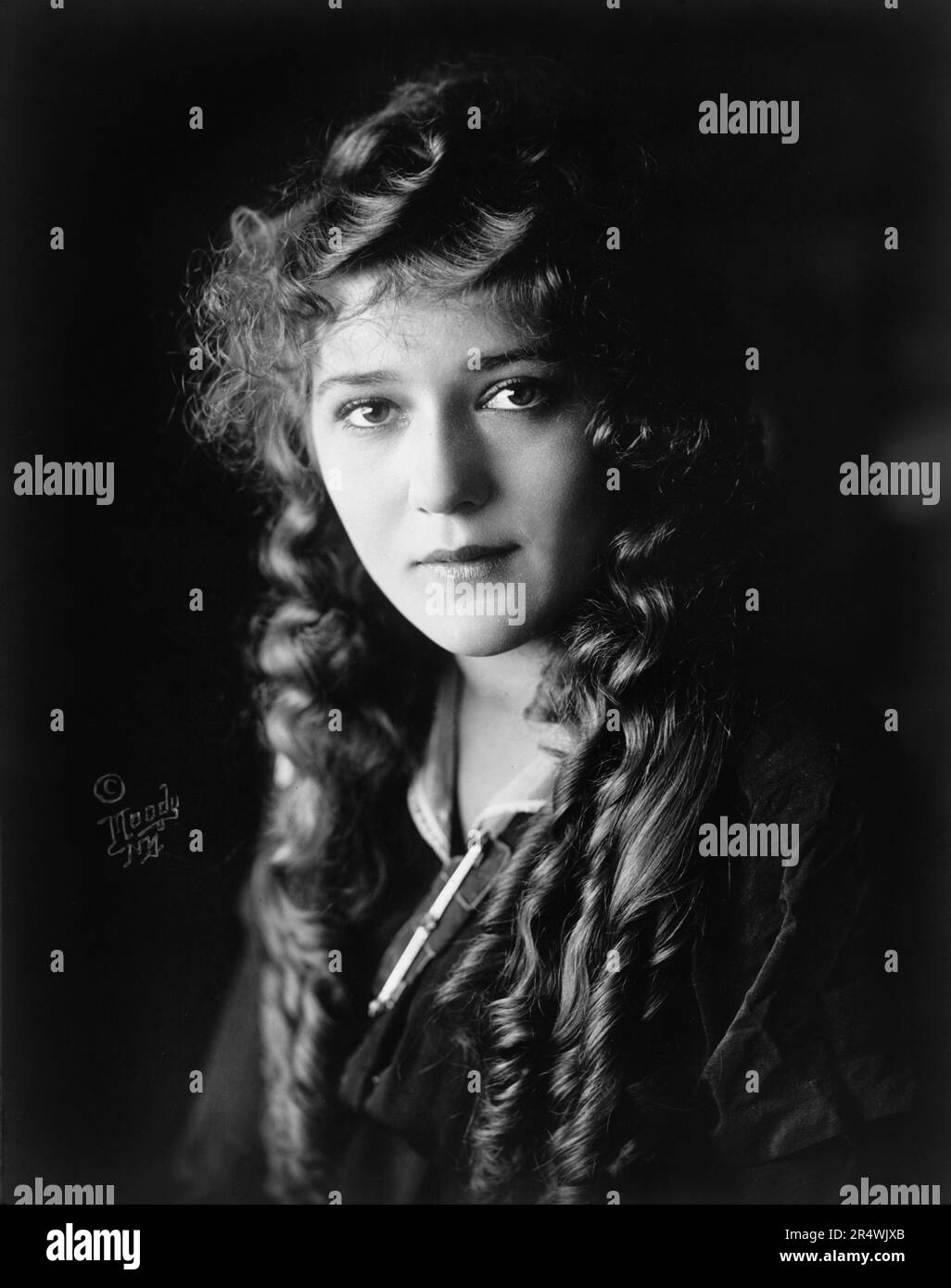 Photograph of Mary Pickford (1892-1979) Canadian-American motion picture actress, co-founder of the film studio United Artists and one of the original 36 founders of the Academy of Motion Picture Arts and Sciences. Dated 1930 Stock Photo