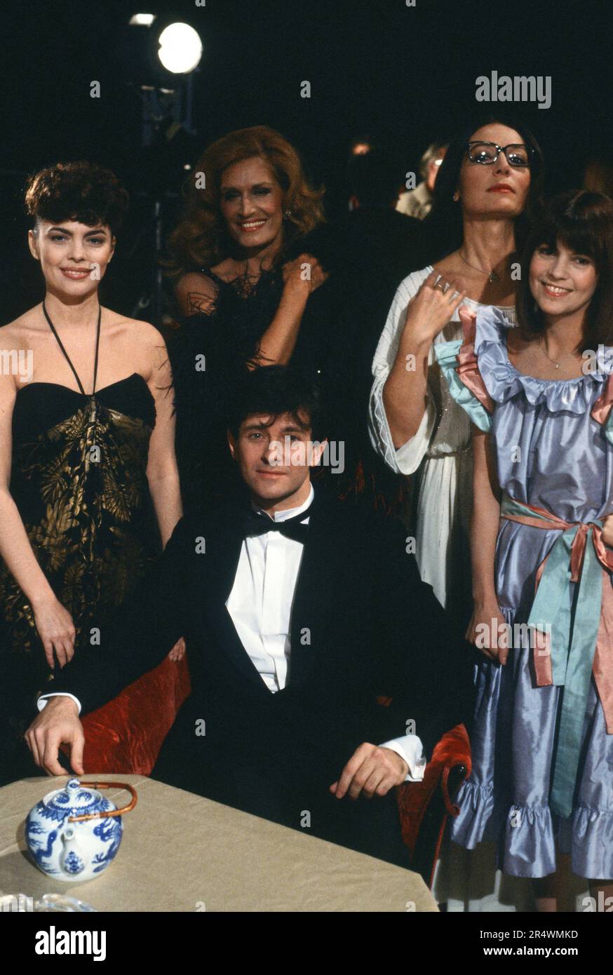 Mireille Mathieu, Francis Huster, Nana Mouskouri and Chantal Goya, guests of Dalida for the TV show 'Numéro Un', 1 January 1982. Stock Photo