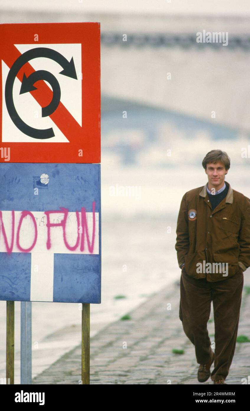Portrait of the actor Julien Rochefort in 1989. Paris, quays of the ...