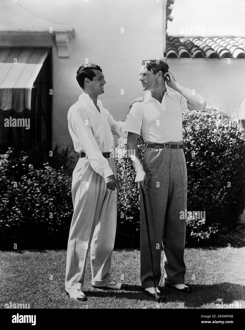 Cary Grant et Randolph Scott playing golf Stock Photo Alamy