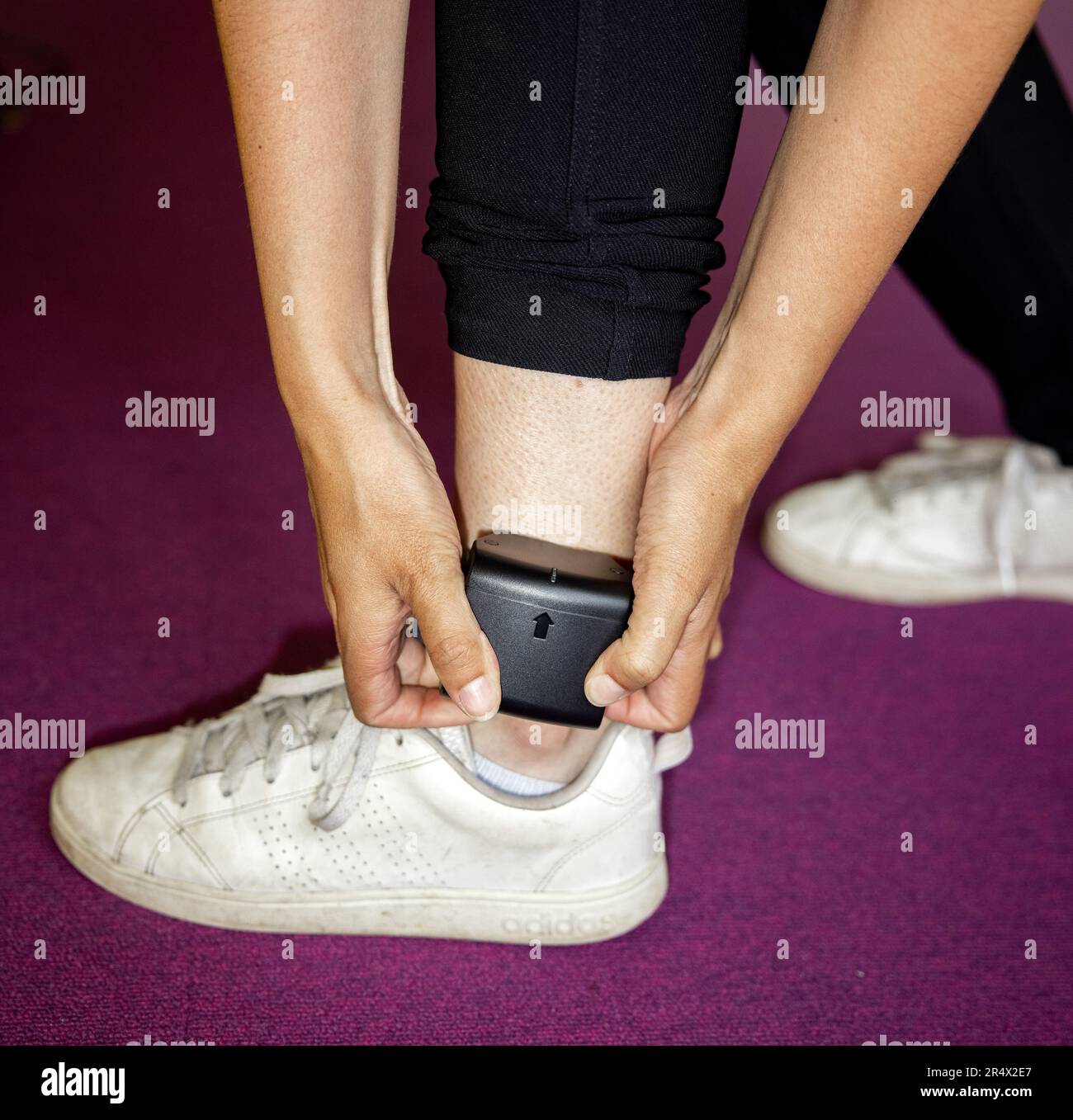 ILLUSTRATION - An electronic ankle bracelet. Using electronic detention can serve as an alternative to being behind bars. ANP RAMON VAN FLYMEN netherlands out - belgium out Stock Photo