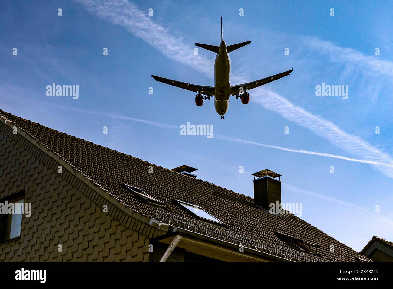 Entry lane over residential areas at Düsseldorf Airport Stock Photo