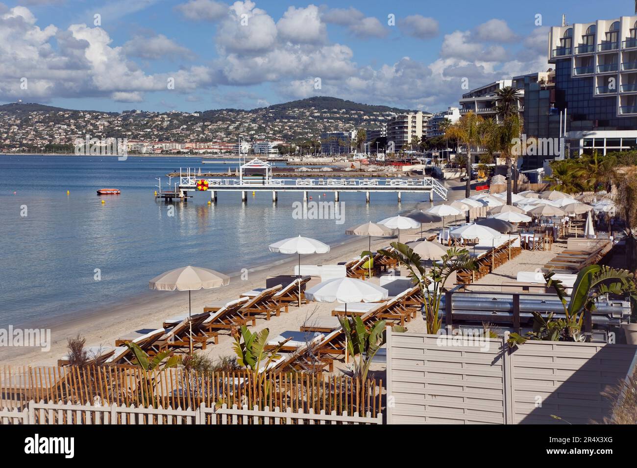 France, Provence-Alps, Cote d'Azur, Antibes Juan-les-Pins, Beach with tourists sunbathing and swimming in the sea. Stock Photo