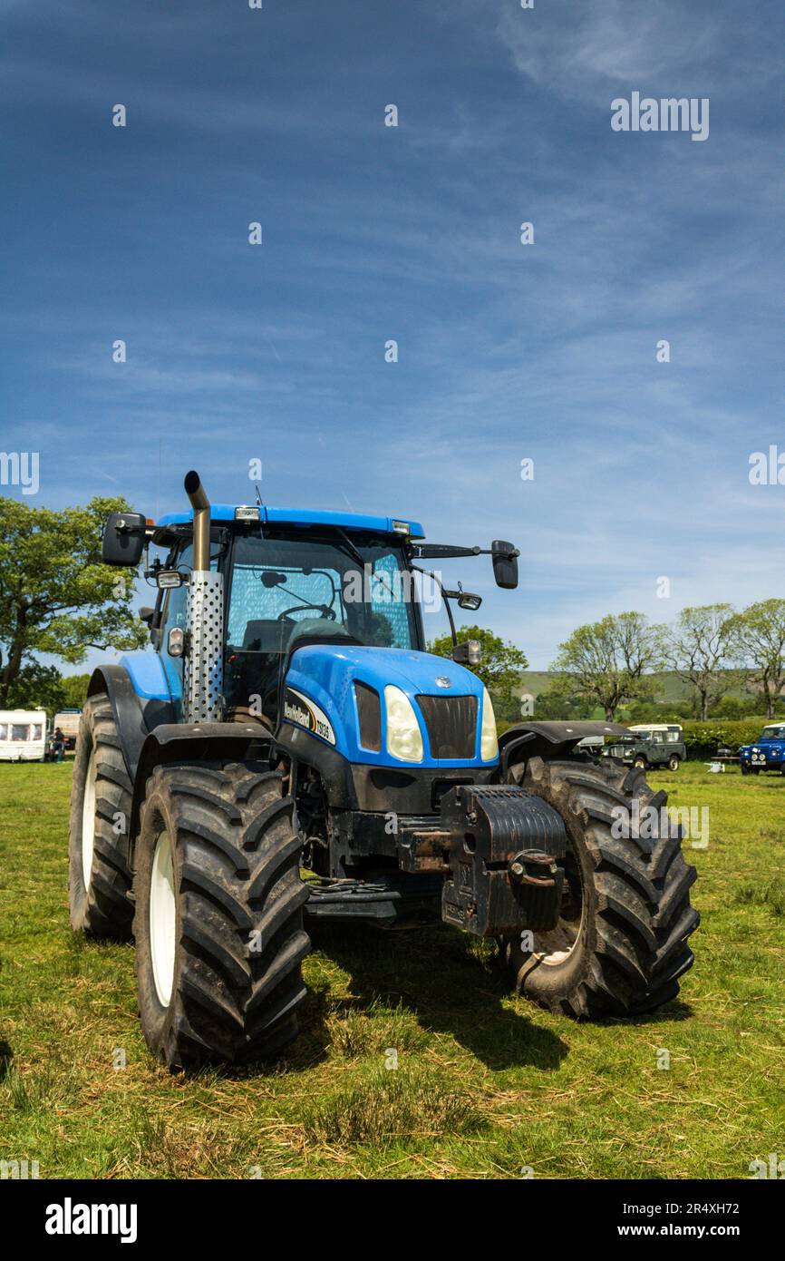 New Holland TS135A Tractor Chipping Steam Fair 2023 Stock Photo Alamy new-holland-ts135a-tractor-chipping-steam-fair-2023-stock-photo-alamy