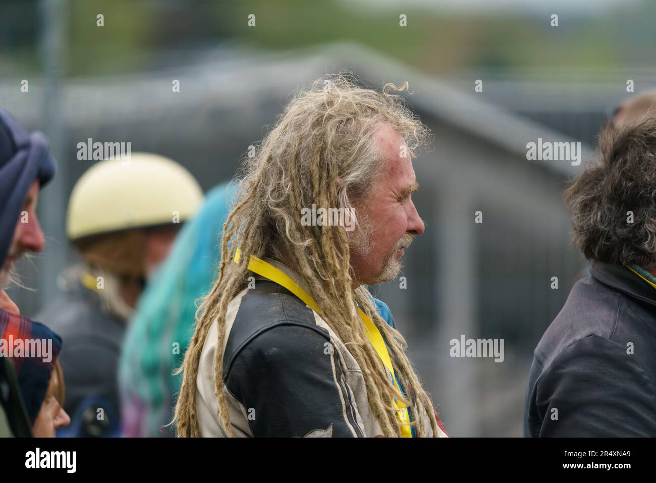 A man with dreadlocks talking on a cell phone photo – Free Pearl