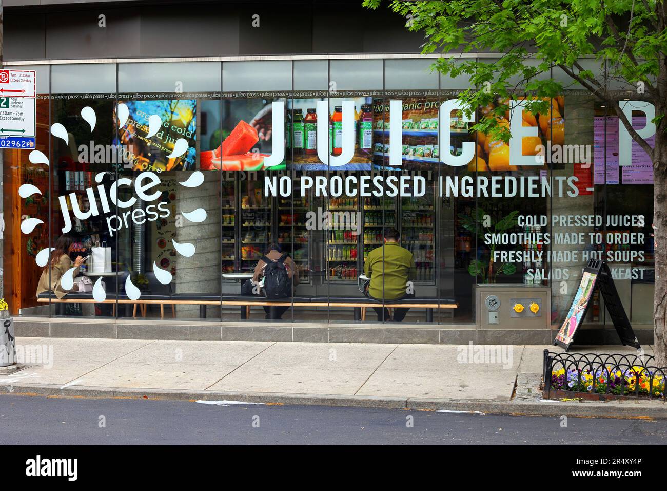 Juice Press, 122 Greenwich Ave, New York, NYC storefront photo of a fresh juicery in Manhattan's Greenwich Village neighborhood. Stock Photo