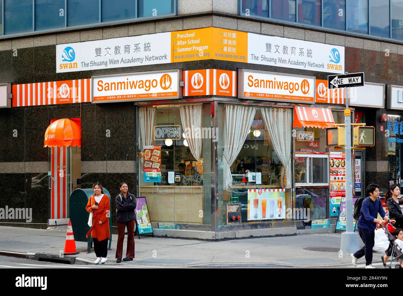 Sanmiwago, 90 Bowery, New York, NYC storefront photo of a Taiwanese Chinese dumpling shop in Manhattan Chinatown. Stock Photo