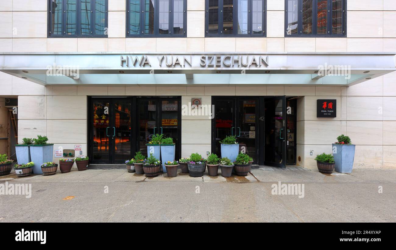 Hwa Yuan Szechuan 華園, 42 E Broadway, New York, NYC storefront photo of a Chinese Szechuan restaurant in Manhattan Chinatown. Stock Photo