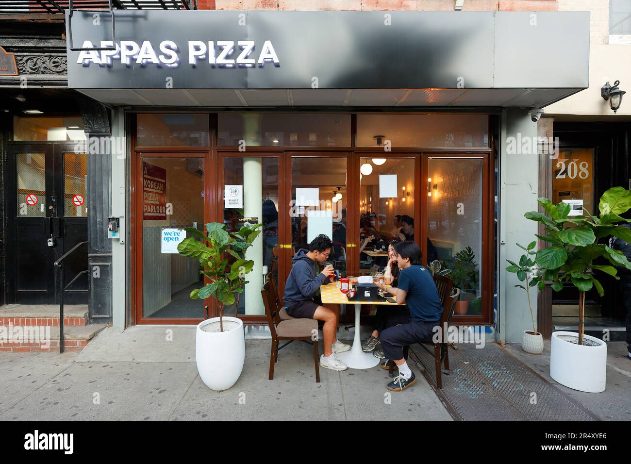 Appas Pizza, 210 1st Ave, New York, NYC storefront photo of a Korean pizza restaurant in Manhattan's East Village neighborhood. Stock Photo