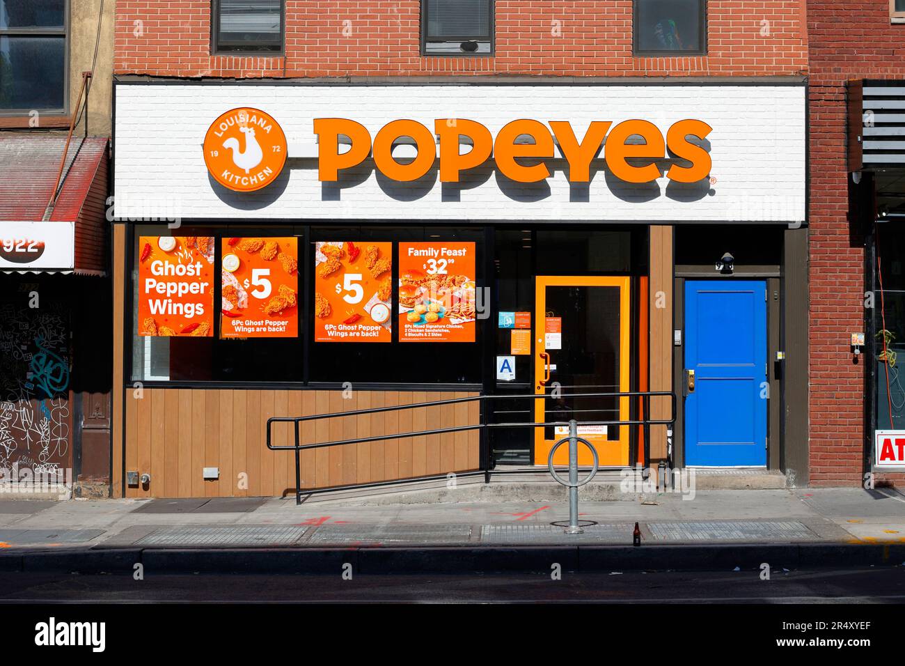 A Popeyes Louisiana Kitchen fried chicken fast food chain restaurant in Greenpoint at 918 Manhattan Ave, Brooklyn, New York Stock Photo