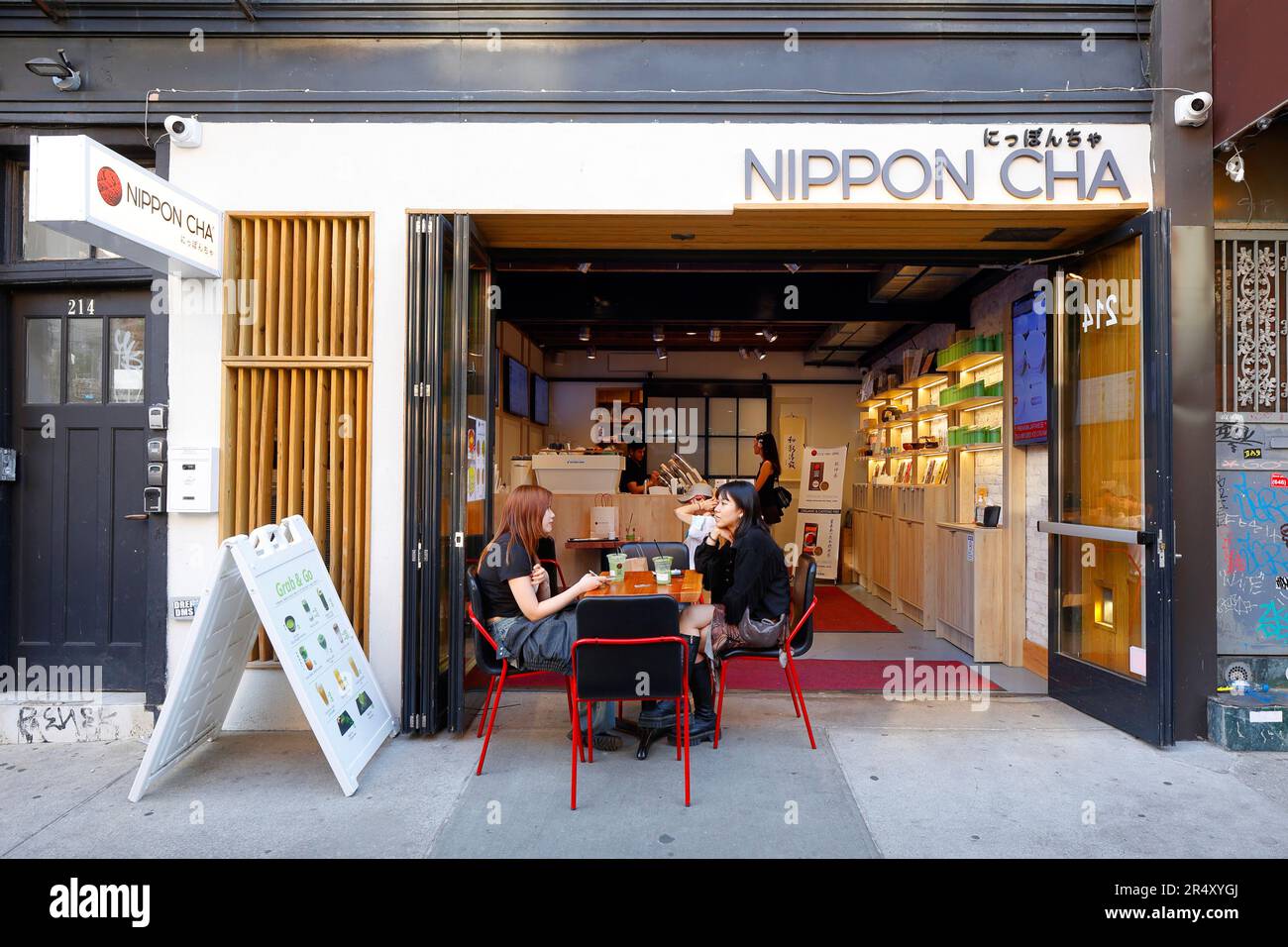 Nippon Cha にっほんちゃ, 214 Bedford Ave, Brooklyn, NYC storefront of a Japanese tea store and cafe in the Wiliamsburg neighborhood, New York. Stock Photo
