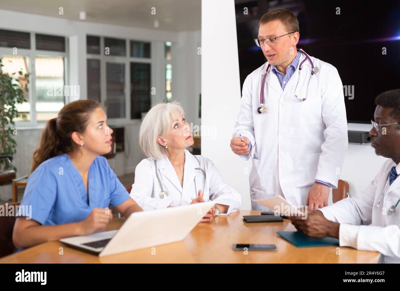 Medical team having discussion hi-res stock photography and images - Alamy