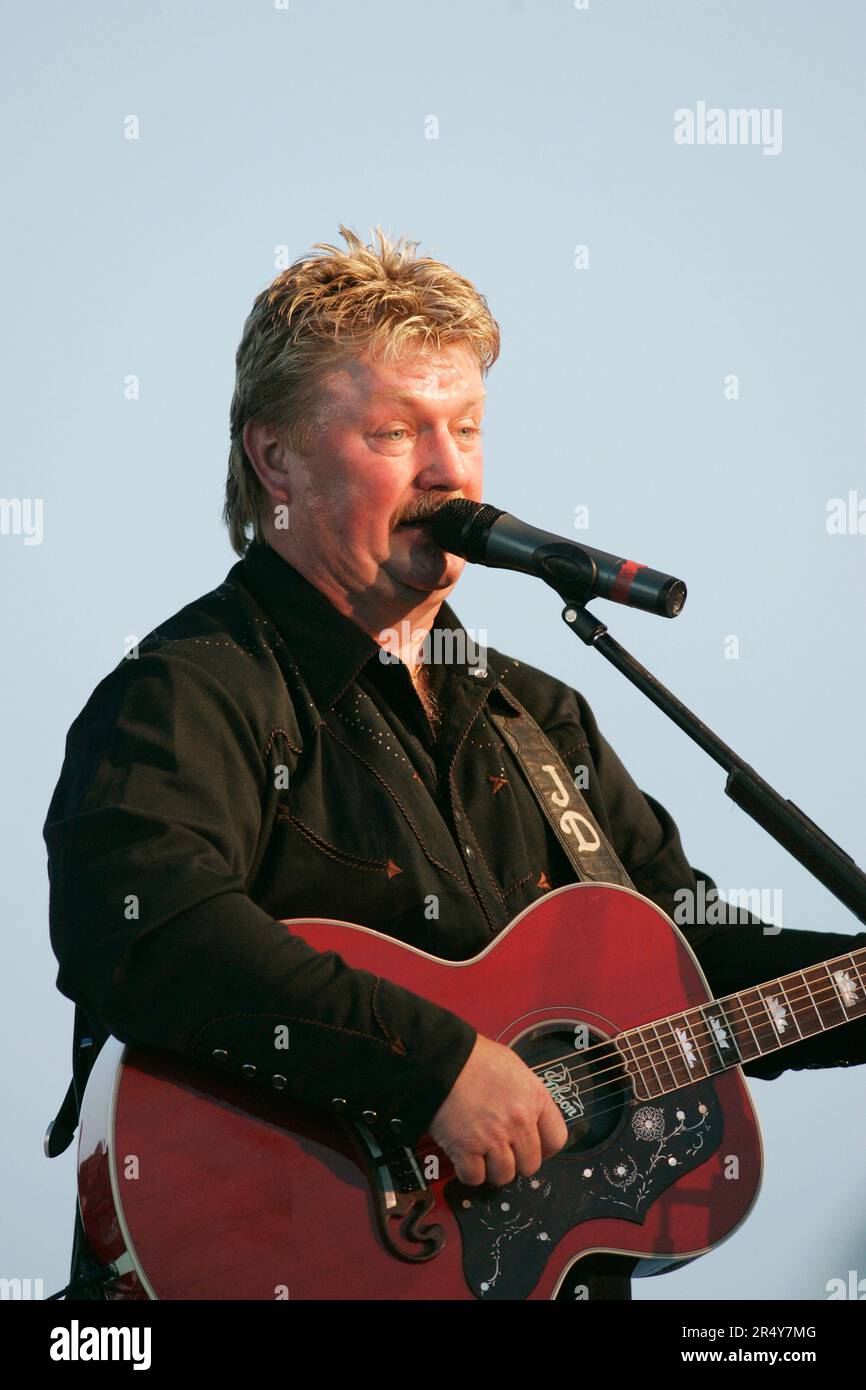 Joe Diffie, 47, performs during a concert at the South Kentucky RECC annual meeting on Thursday, June 8, 2006 at the co-op's farm near Nancy, Pulaski County, KY, USA. A native of Tulsa, OK, Diffie is a multitalented neotraditional country music singer, songwriter and musician known for number-one Billboard Hot Country Songs such as 'Pickup Man,' 'If the Devil Danced (in Empty Pockets),' 'Home,' 'Third Rock From the Sun' and 'Bigger Than the Beatles.' (Apex MediaWire Photo by Billy Suratt) Stock Photo