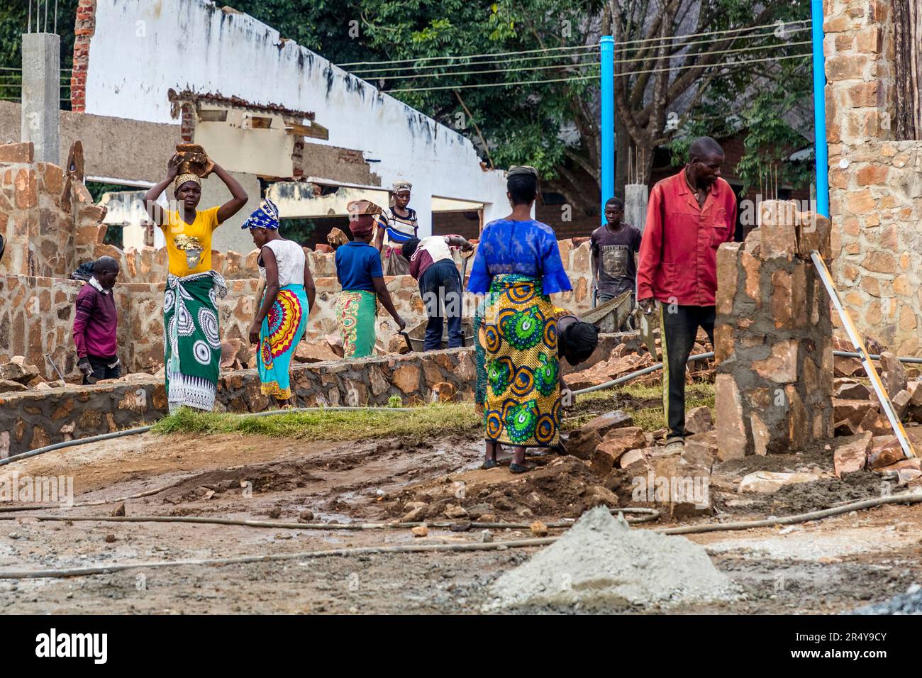 Men and women work together on the construction site at Kumbali Country Lodge in Lilongwe, Malawi Stock Photo