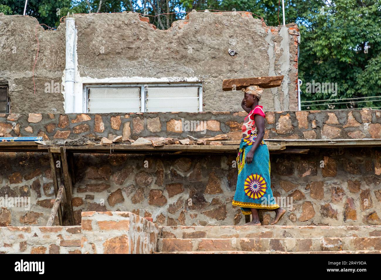 Men and women work together on the construction site at Kumbali Country Lodge in Lilongwe, Malawi Stock Photo