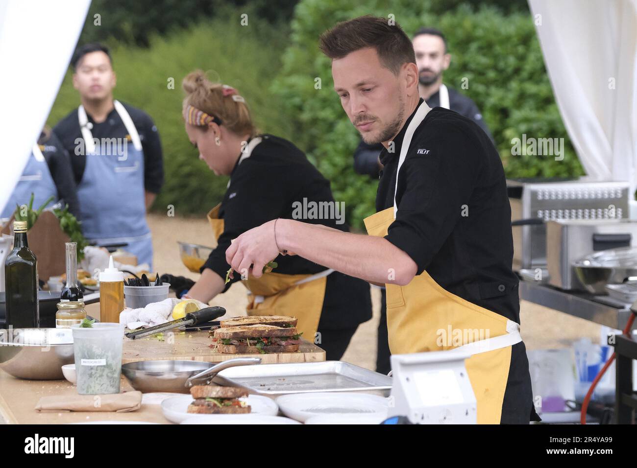 TOP CHEF, from left: contestants Sylwia Stachyra, Tom Goetter, Top Chef Is  No Picnic', (Season 20, ep. 2006, aired April 13, 2023). photo: David Moir  / ©Bravo / Courtesy Everett Collection Stock Photo - Alamy