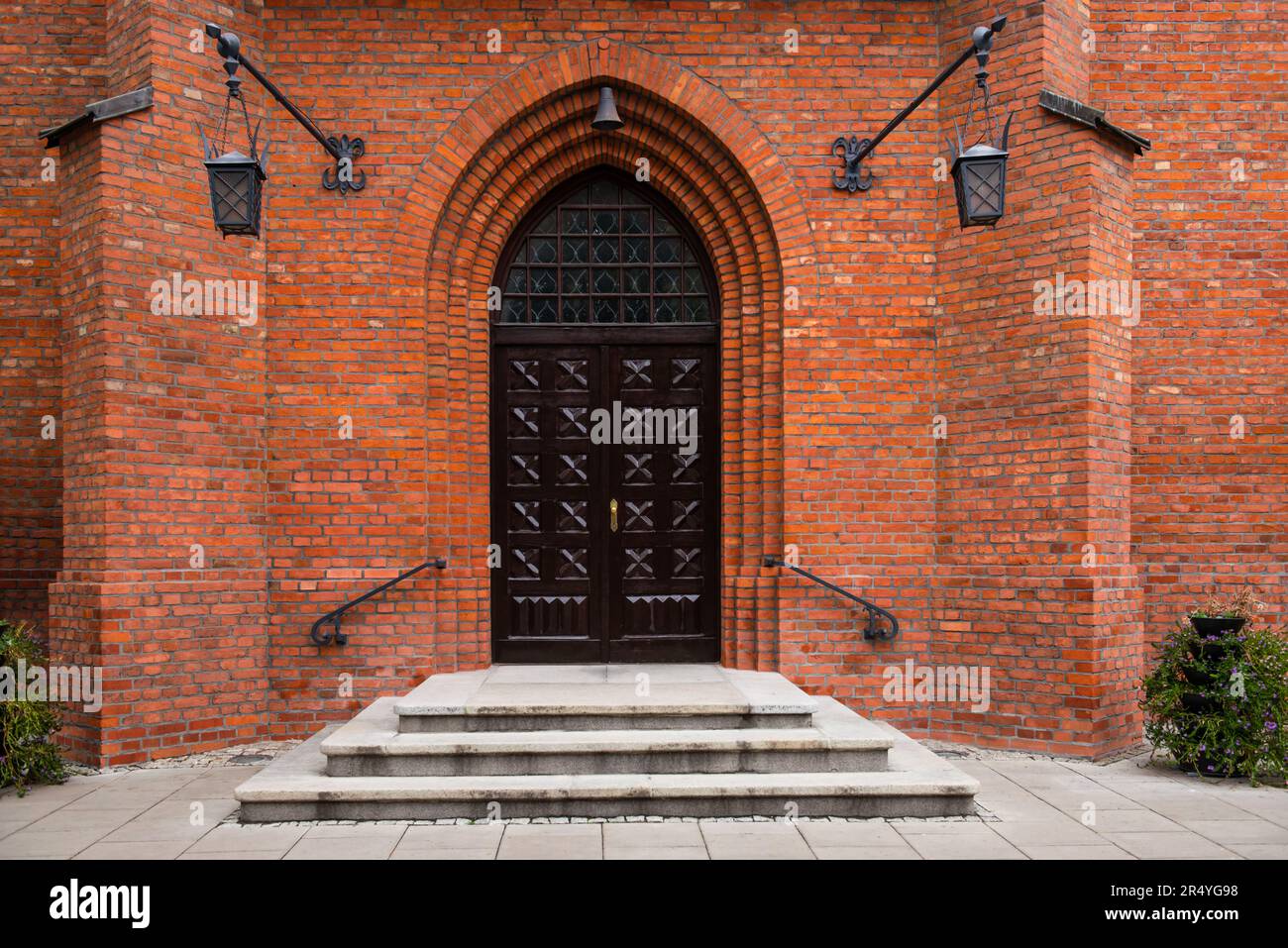Elegant arched wooden door hi-res stock photography and images - Alamy
