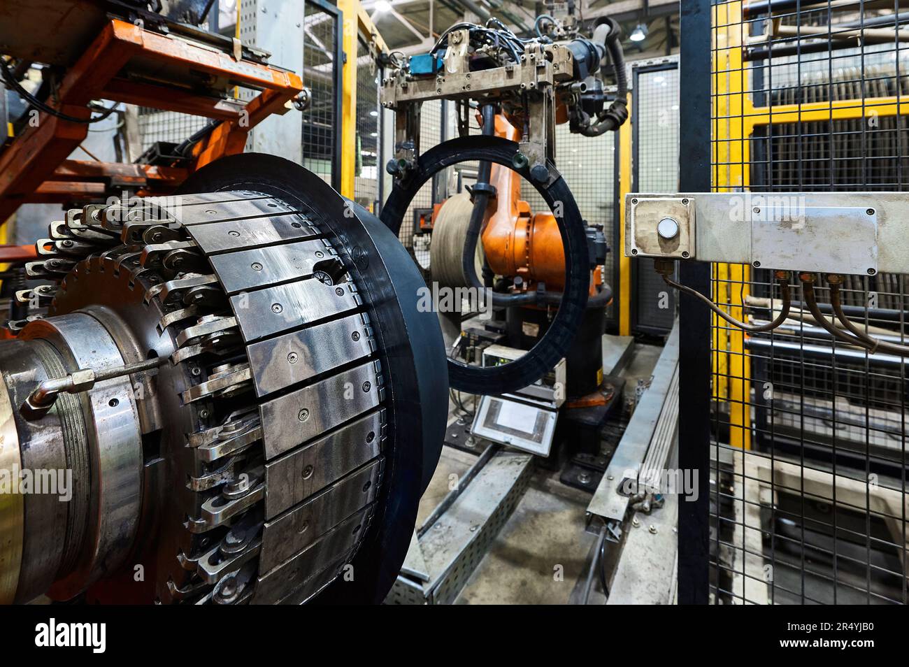 Rolling drum with rubber layers to form tire on car tire assembly