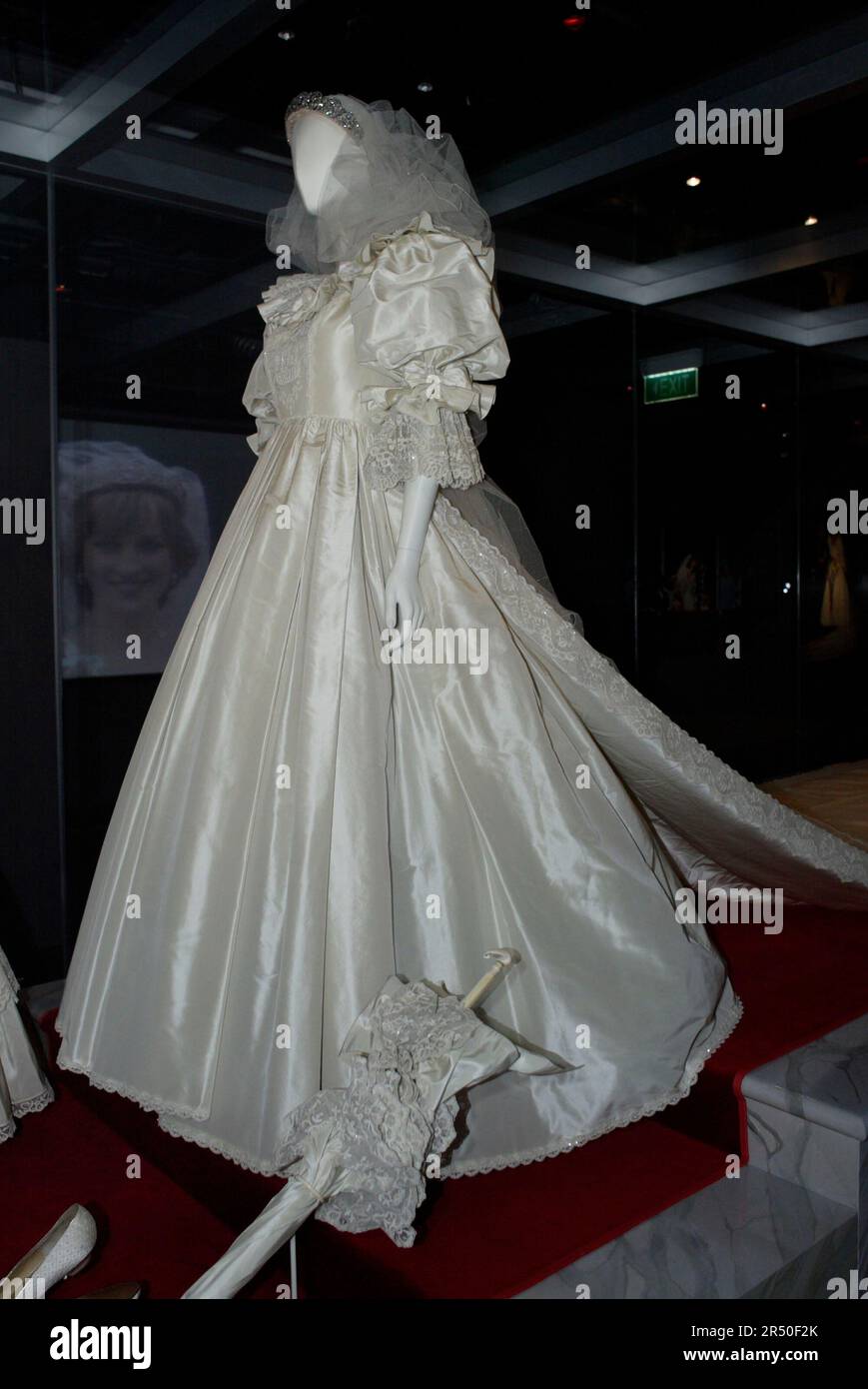 Pin by Ghosn on Diana | Princess diana wedding, Princess diana wedding dress,  Diana wedding