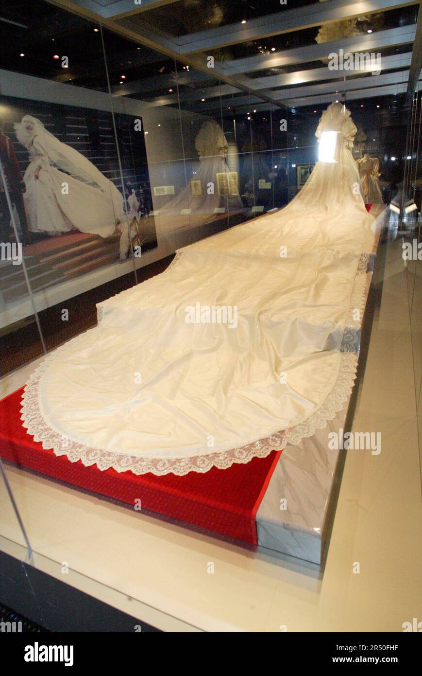 Princess diana wedding dress hi-res stock photography and images - Alamy