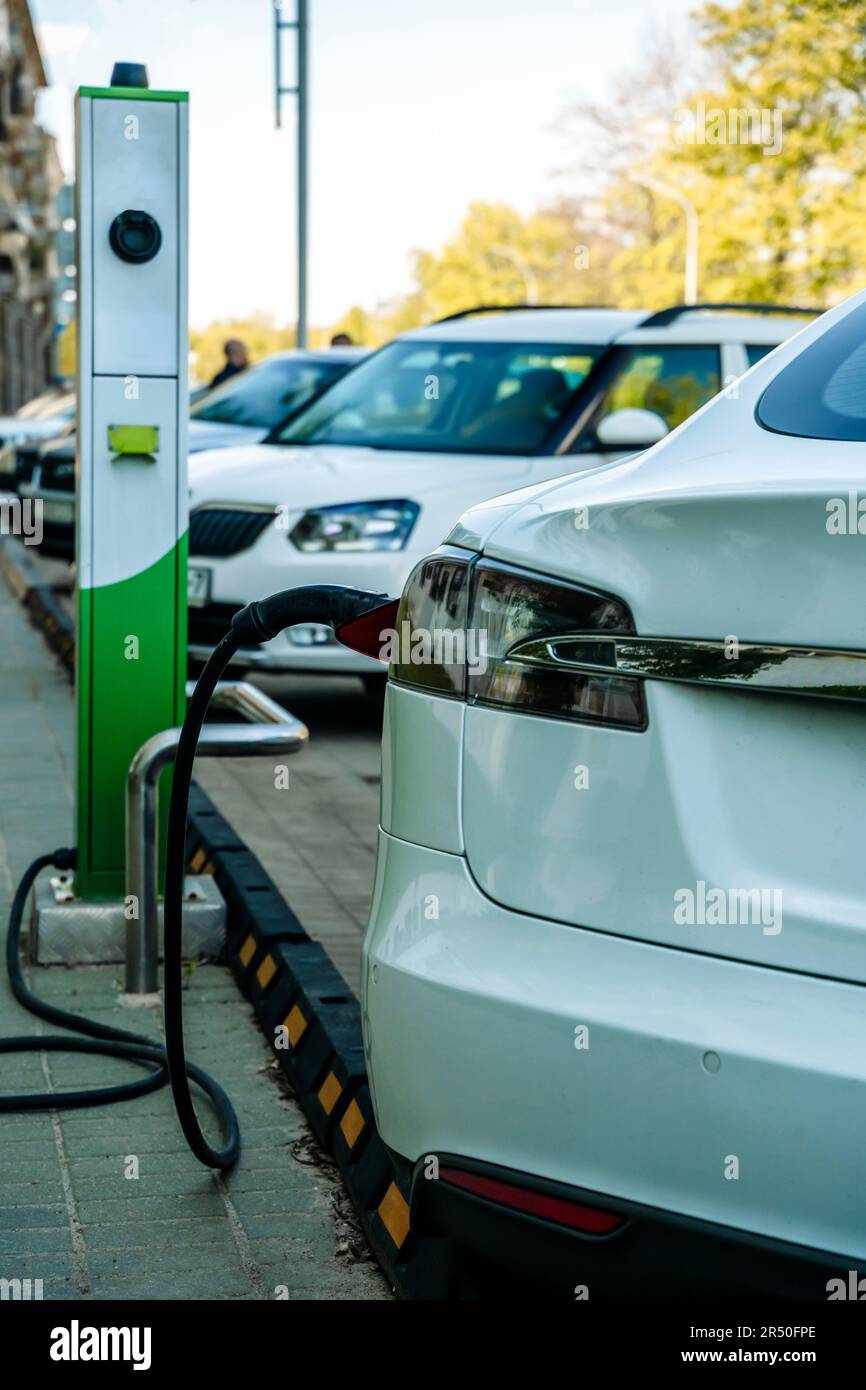 Charging station for electric cars. Types and connectors of ports for