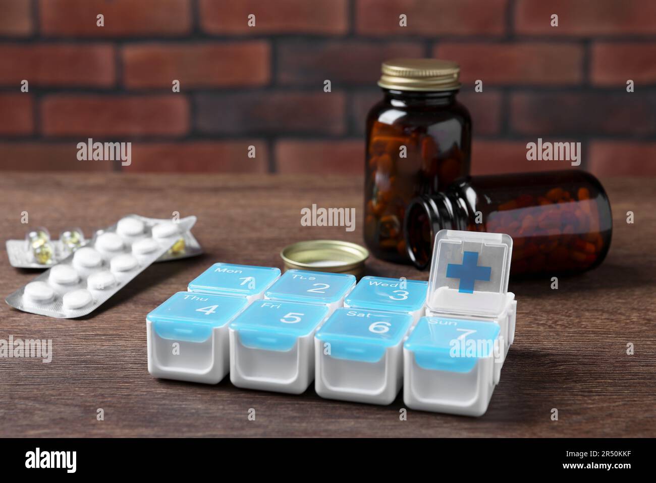 Weekly pill box hi-res stock photography and images - Alamy