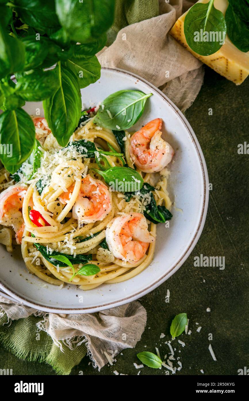 Spaghetti with prawns and spinach Stock Photo - Alamy