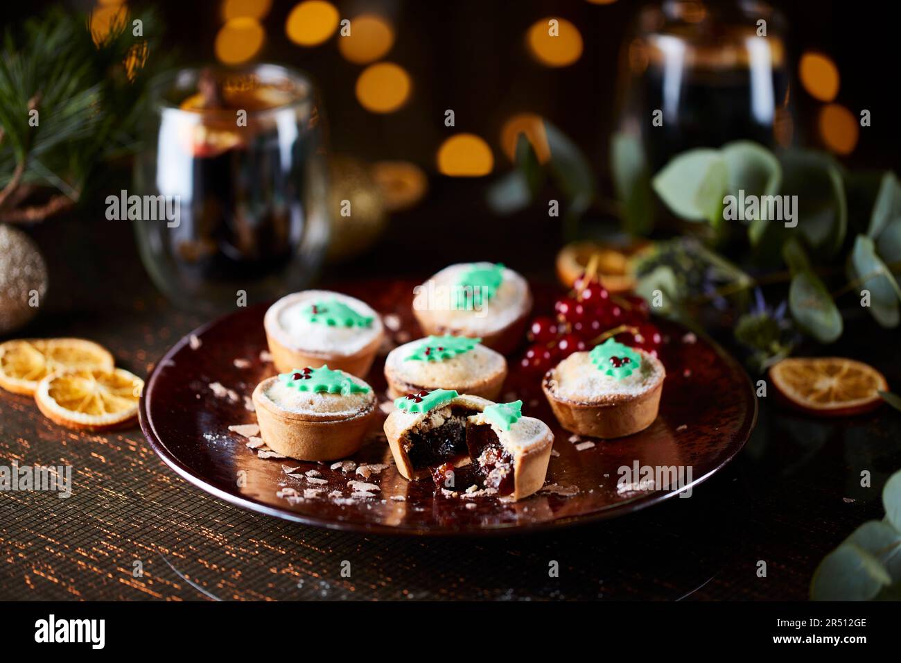 Mince pies dusted with icing sugar Stock Photo - Alamy