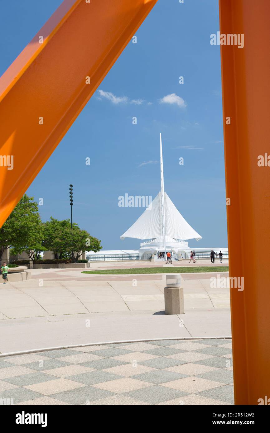 USA, Milwaukee, view through the sculpture - 'The Calling (di SWuvero)' by Mark di Suvero - towards the Art Museum. Stock Photo