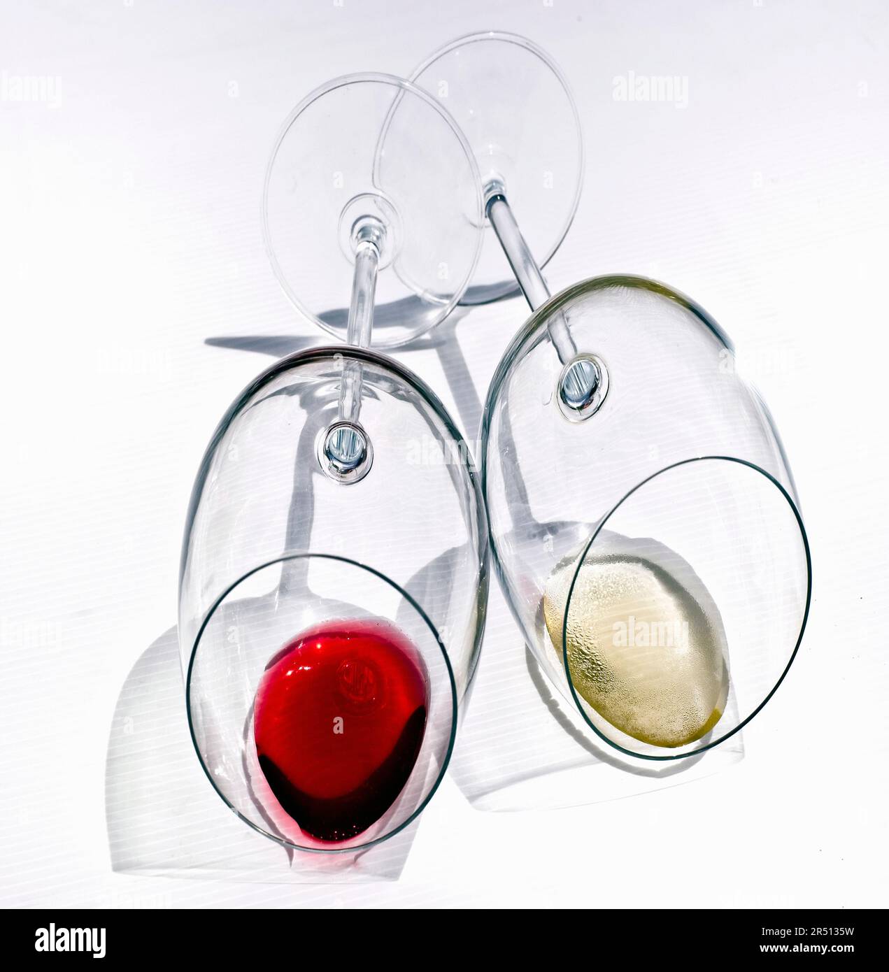 https://c8.alamy.com/comp/2R5135W/red-wine-glass-and-white-wine-glass-with-wine-residue-2R5135W.jpg