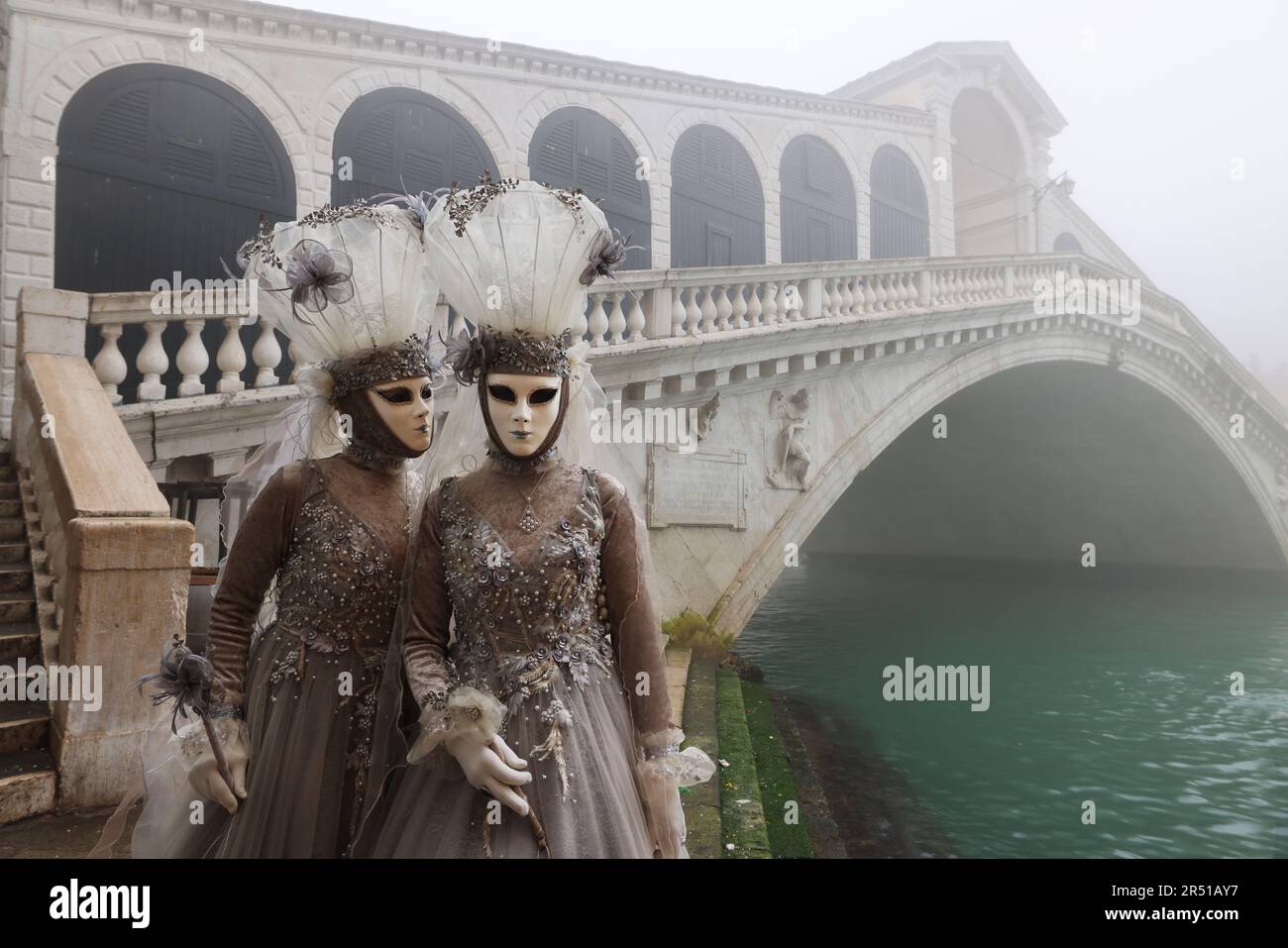 Rialto Brücke, Karneval Venedig, Venedig Karneval,  Carnevale di Venezia,  Masken in Venedig, Masken mit Kostümen, Kleidern und schönen Frauen Stock Photo